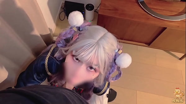 Молоденькая девченка в красивом халатике делает минет своему отцу