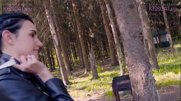 Секс на улице реальный с молодой брюнеткой